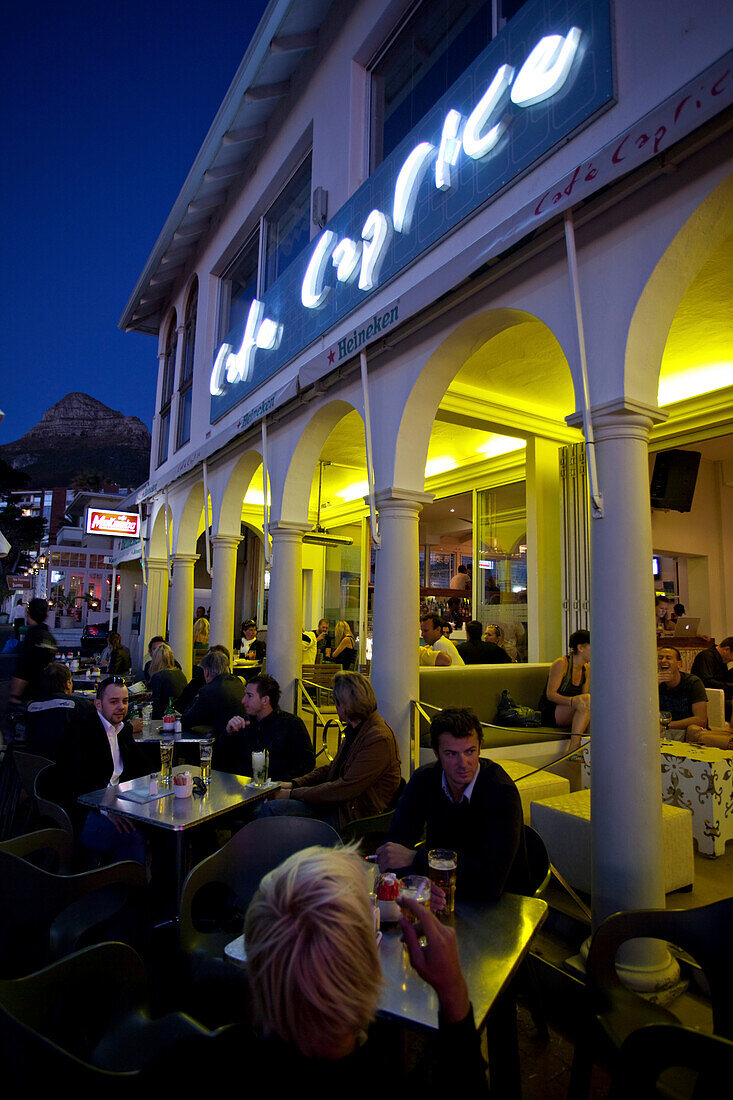 Abendstimmung in einem Strassencafe an der Victoria Road in Camps Bay, Camps Bay, Kapstadt, Westkap, Südafrika, RSA, Afrika