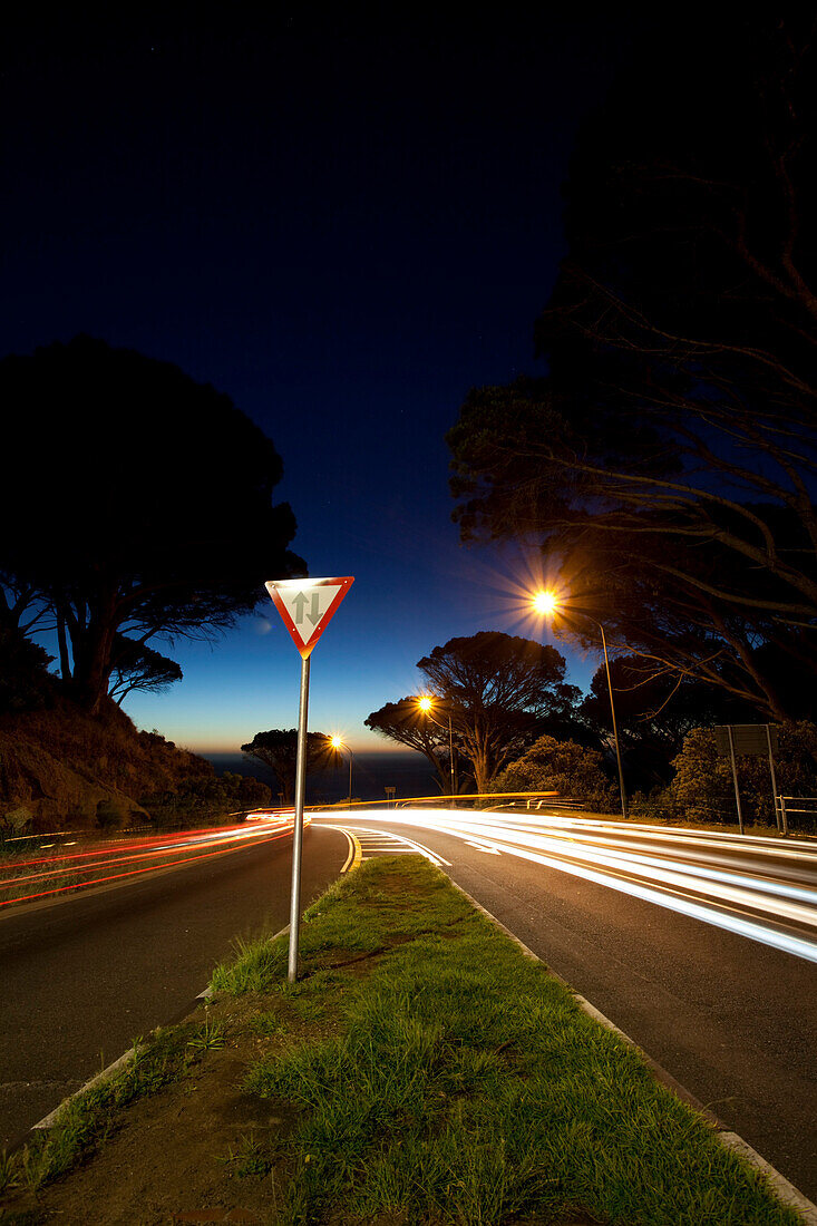 Pass Strasse Kloof Road von Kapstadt nach Camps Bay nach Sonnenuntergang, Camps Bay, Kapstadt, Westkap, Südafrika, RSA, Afrika