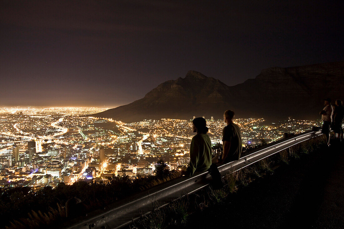 Blick von der Signal Hill Road auf das nächtliche und den Tafelberg, Kapstadt, Westkap, Südafrika