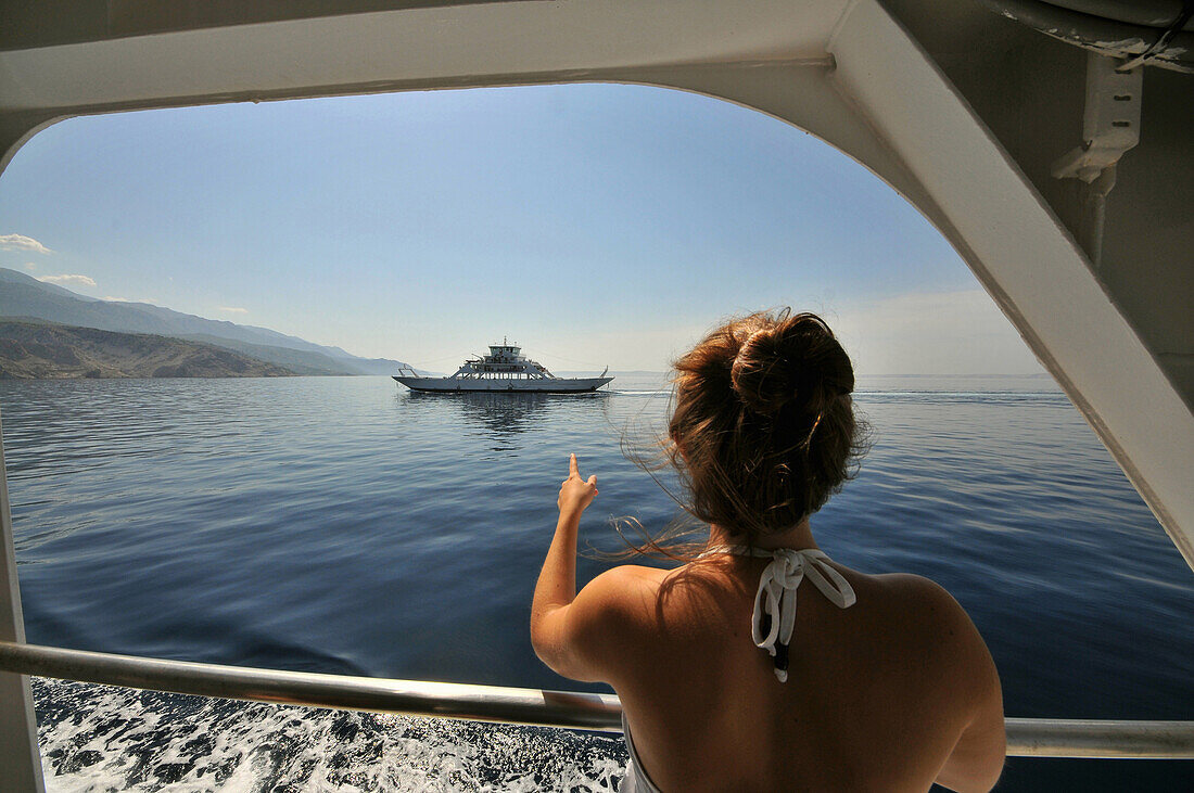 Frau betrachtet die Aussicht, Fähre zur Insel Rab, Kvarner Bucht, Kroatien