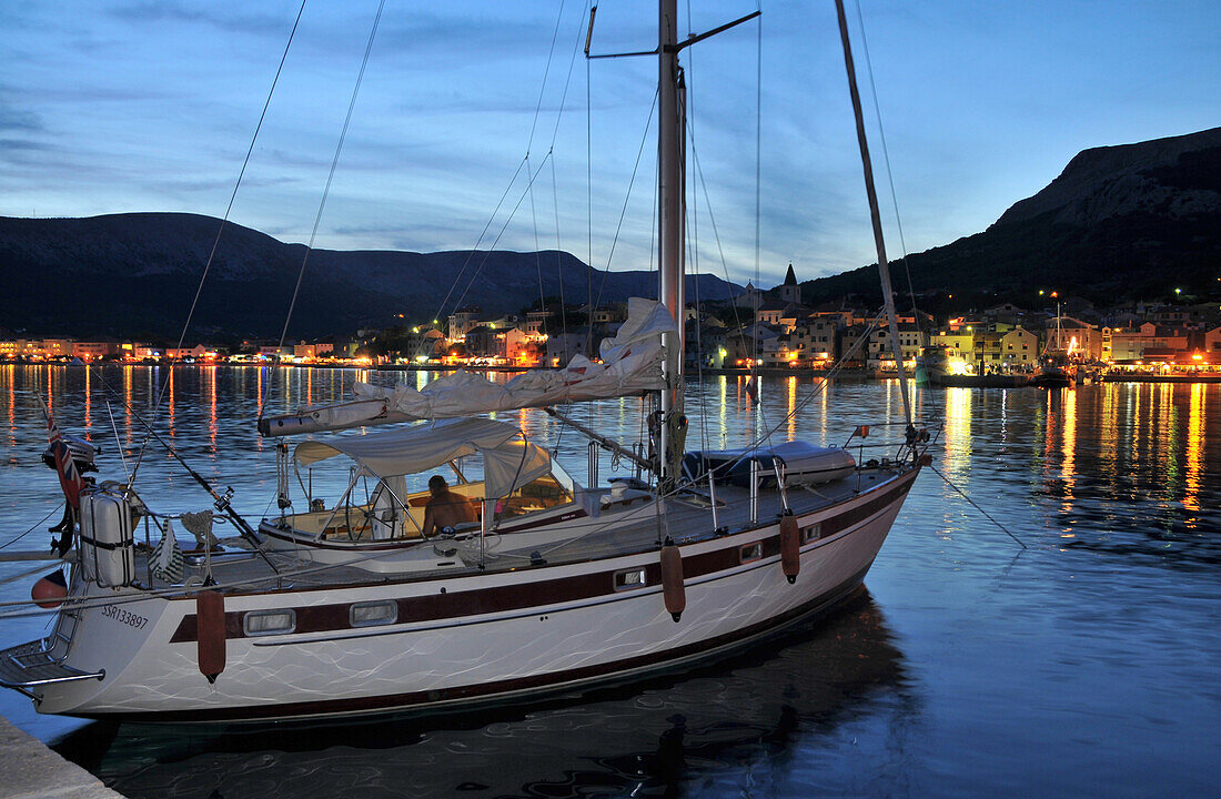 Boot im Hafen von Baska, Insel Krk, Kvarner Bucht, Kroatien
