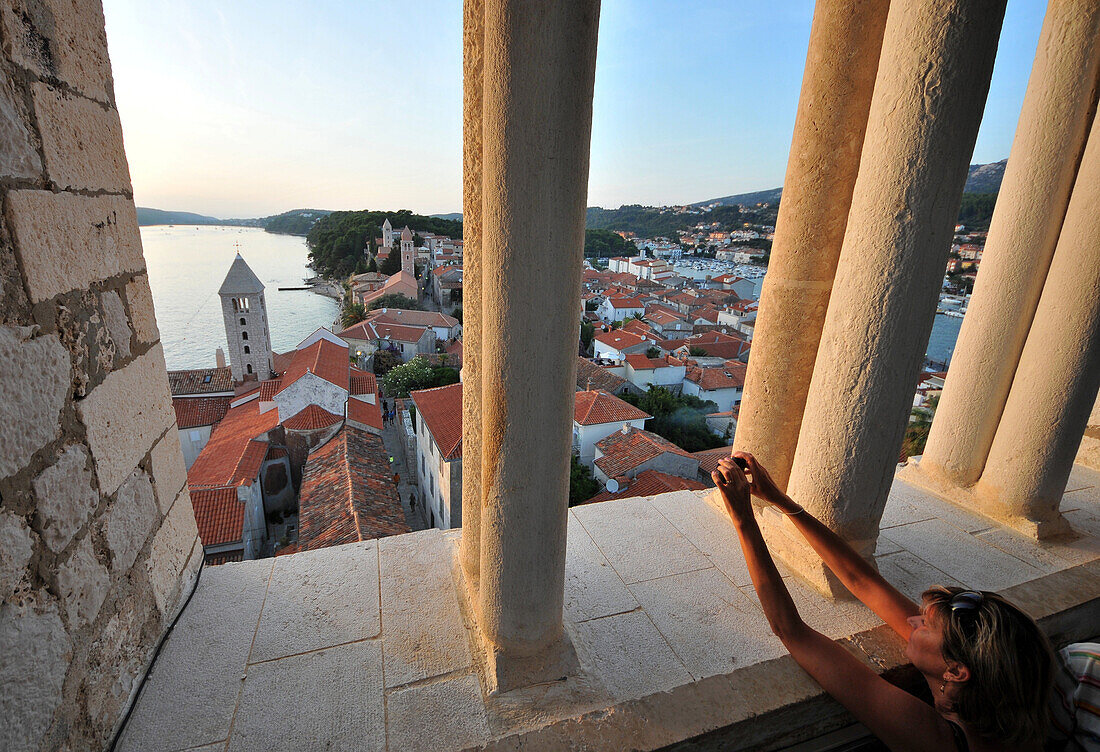 Frau beim Fotografieren, Blick vom Turm St. Andrije auf die Stadt Rab, Insel Rab, Kvarner Bucht, Kroatien