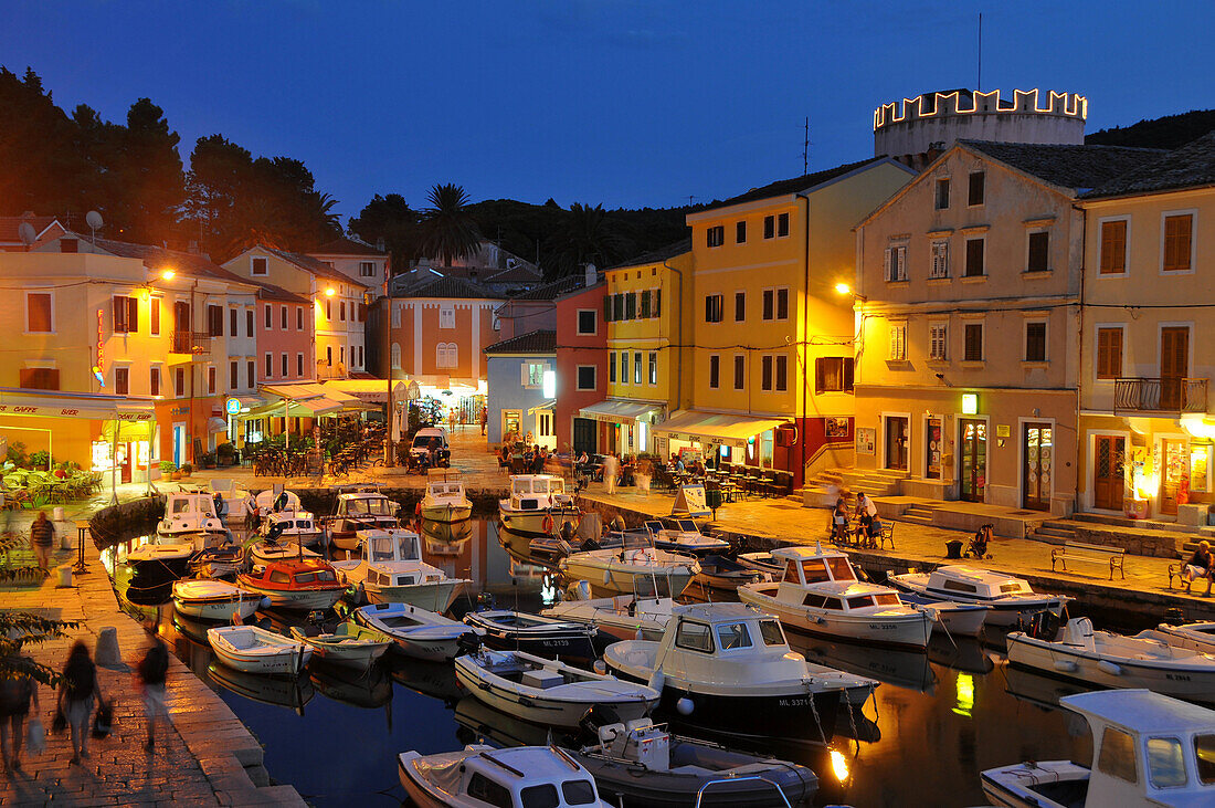 Im Hafen von Veli Losinj bei Nacht, Insel Losinj, Kvarner Bucht, Kroatien