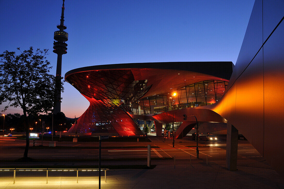 BMW-Welt und Olympiaturm am Olympiapark bei Nacht, München, Deutschland
