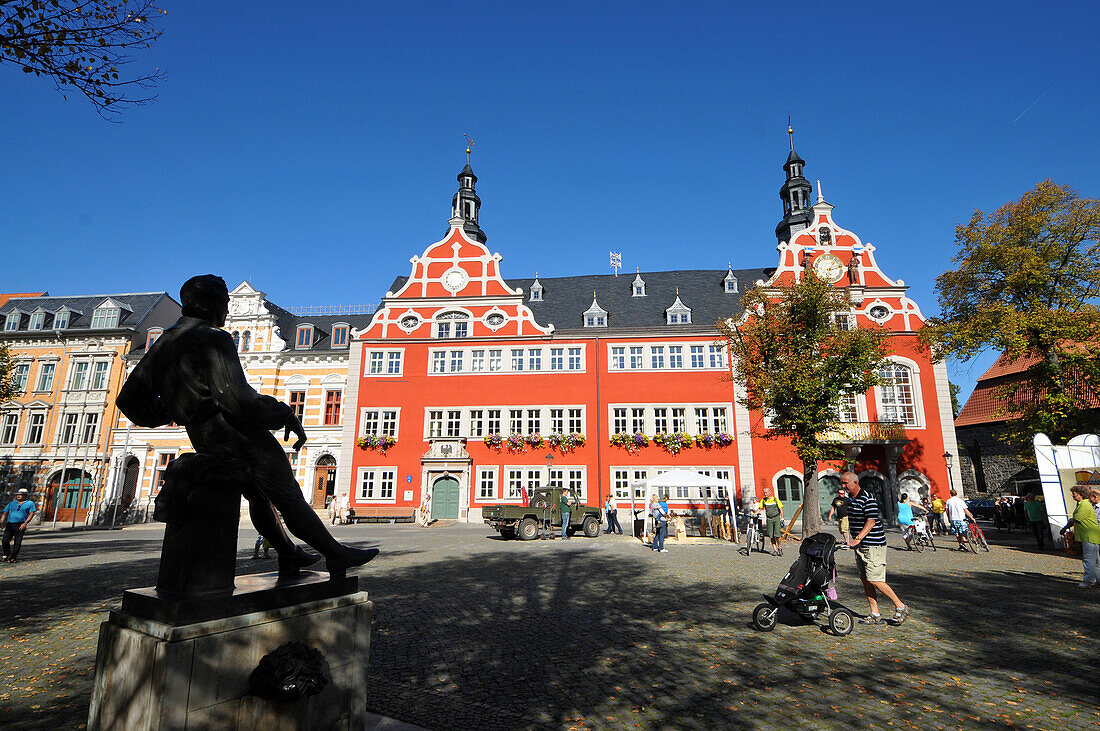 Bach Statue mit Rathaus, Arnstadt bei Erfurt, Thüringen, Deutschland