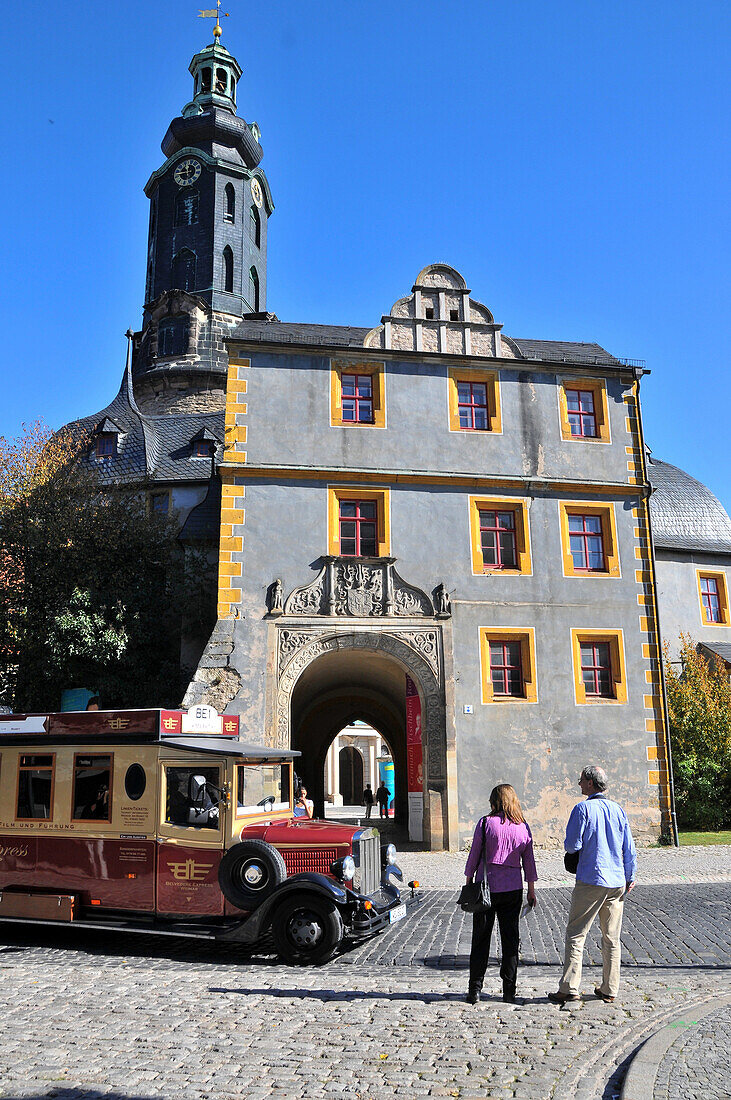Vintage bus at the Weimarer Stadtschloss, City castle, Weimar, Thuringia, Germany