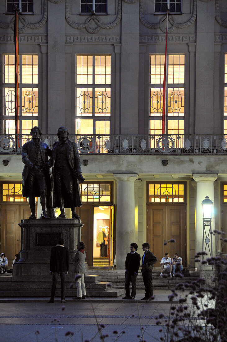 Deutsches Nationaltheater Weimar mit Goethe und Schiller Denkmal am Theaterplatz, Weimar, Thüringen, Deutschland