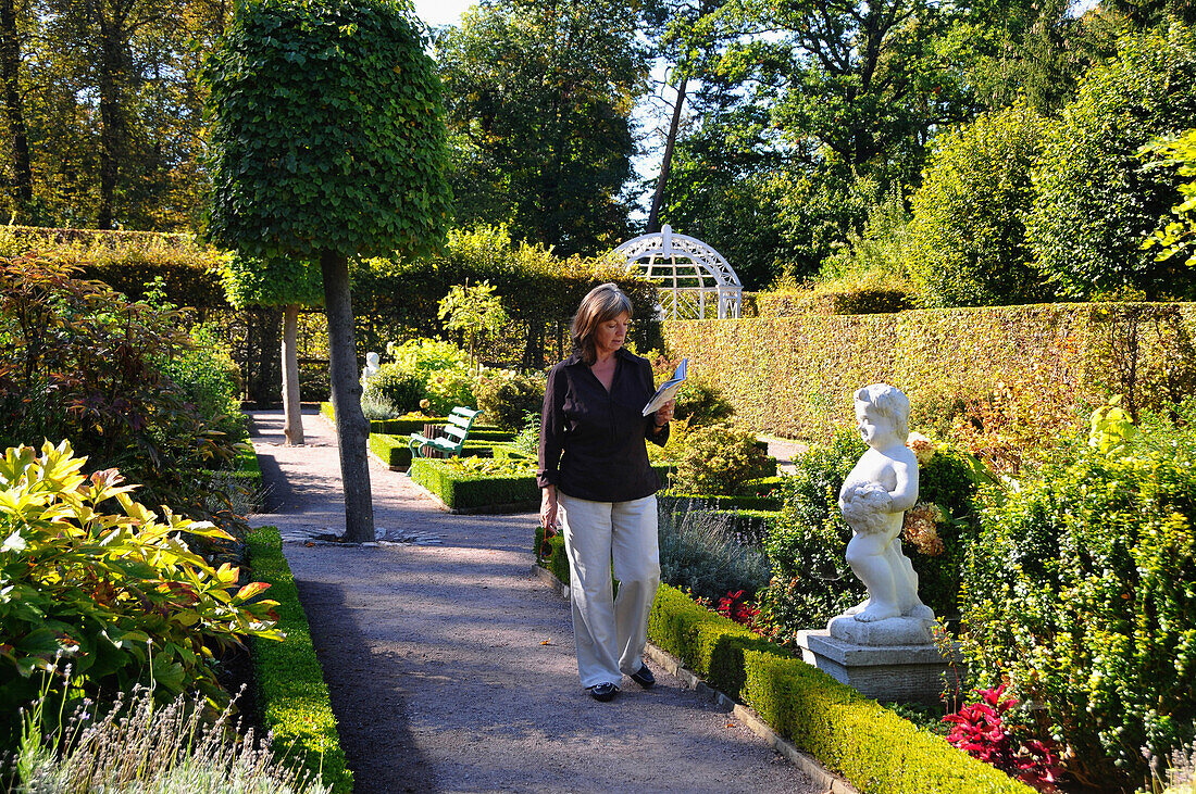 Frau im Russischer Garten, Schloß Belvedere bei Weimar, Thüringen, Deutschland