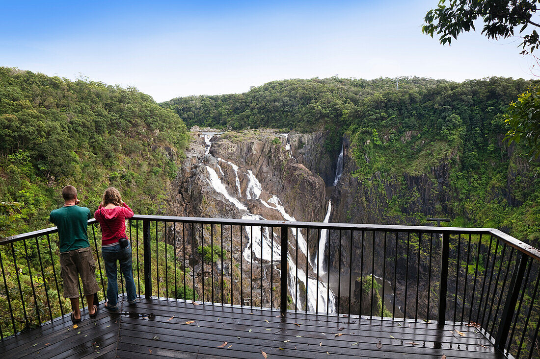 Menschen auf einer Aussichtsplattform an den Barron Falls bei Kuranda, Barron Gorge Nationalpark, Queensland, Australien