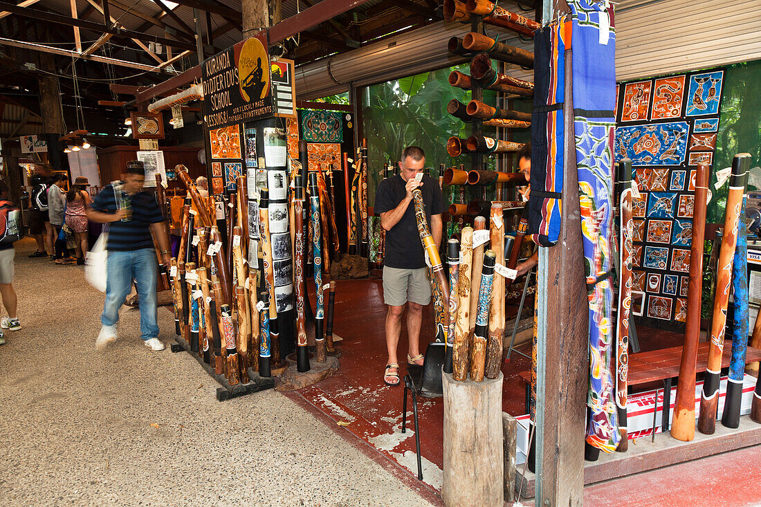 Touristen im Didgeridoo Shop auf dem Kuranda Markt, Nord Queensland, Australien
