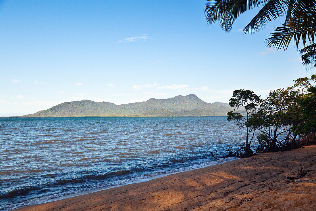 Cardwell Strand mit Hinchinbrook Insel, Queensland, Australien