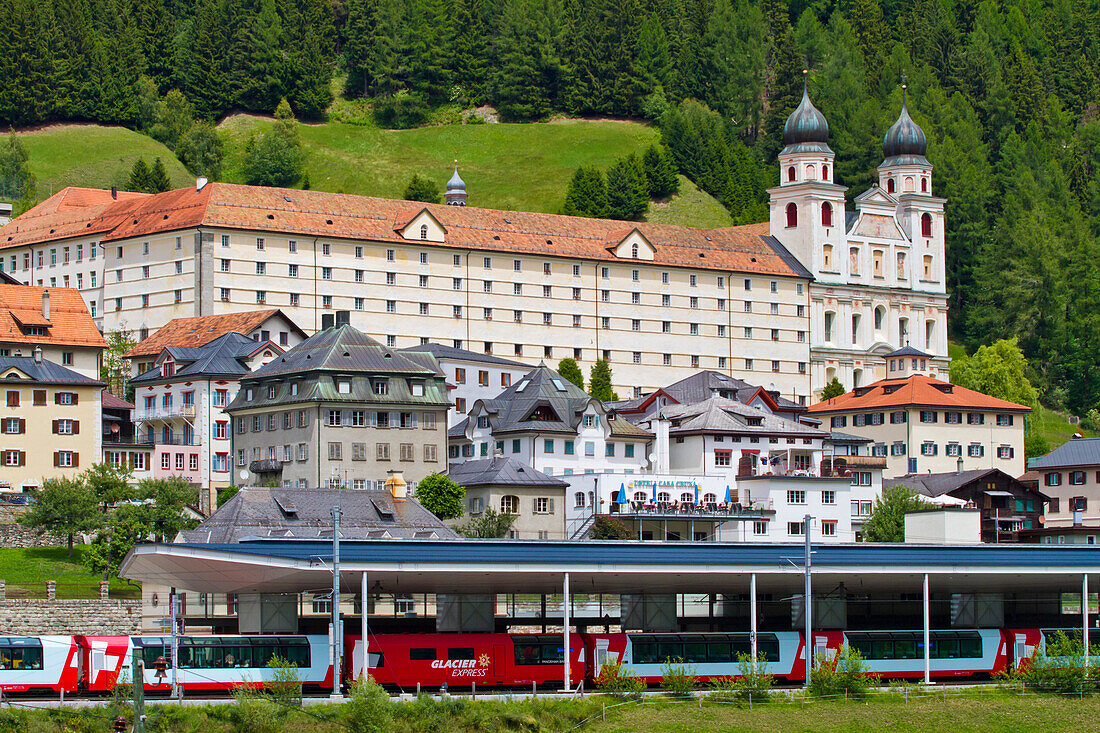 Benediktiner Kloster Disentis, Dorf mit Bahnhof und Glacier Express im Vordergrund, Surselva, Graubünden, Schweiz