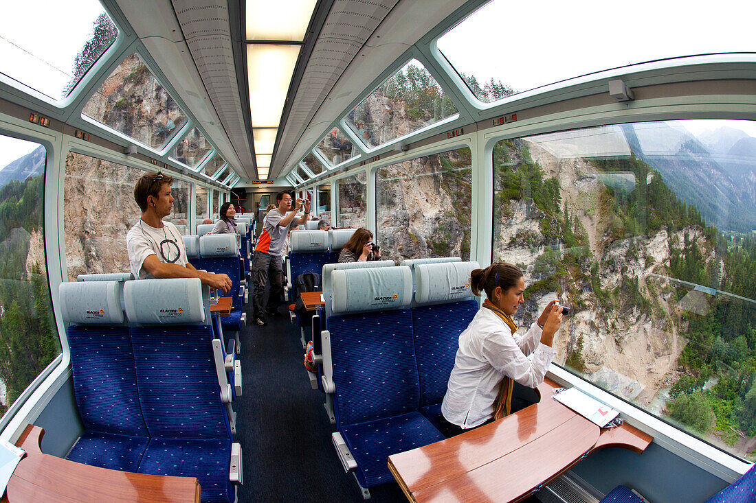 Innnenansicht eines Panoramawagen des Glacier Express, Schweiz