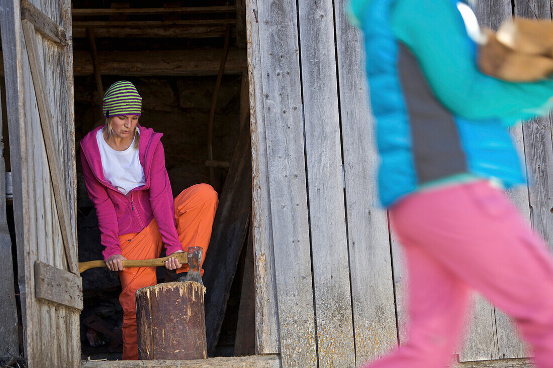 Junge Frauen beim Holzhacken, See, Tirol, Österreich