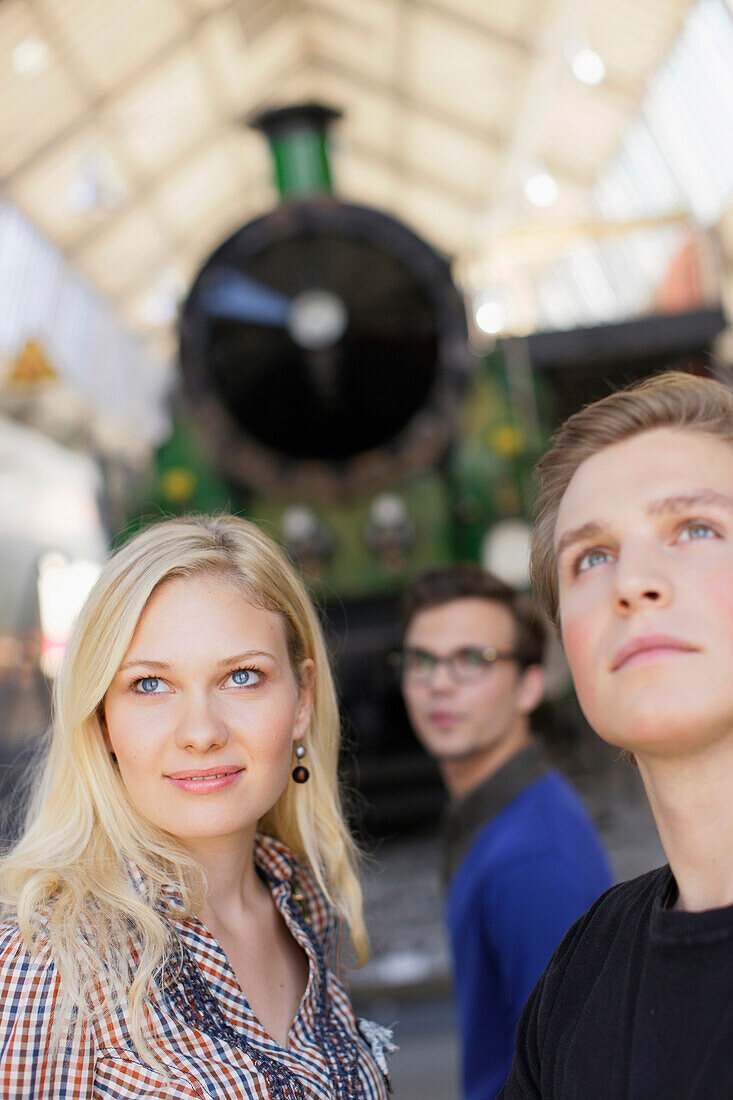 Studenten Im Verkehrsmuseum, Deutsches Museum, München, Bayern, Deutschland