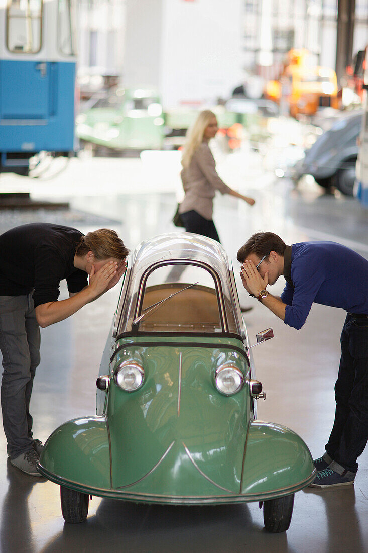 Studenten Im Verkehrsmuseum, Deutsches Museum, München, Bayern, Deutschland