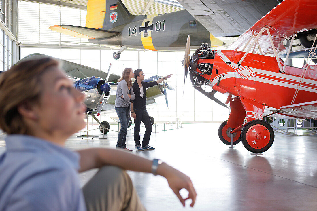 Studenten im Flugwerft Oberschleißheim, Deutsches Museum, Oberschleißheim, München, Bayern, Deutschland 2014