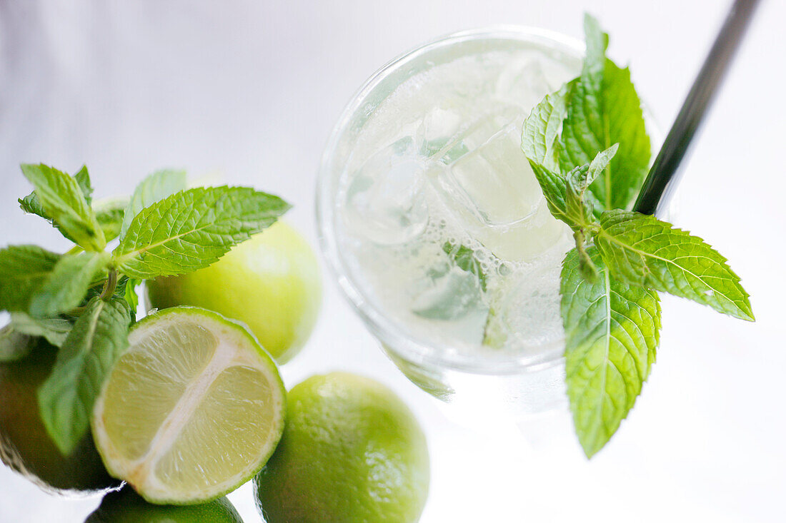 Mixgetränk Caipirinha mit Limetten und Minze, Cocktail, Alkoholisches Getränk