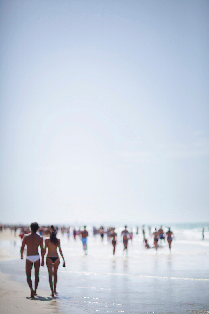 Leute am Strand, Frigiliana, Costa del Sol, Provinz Malaga, Andalusien, Spanien