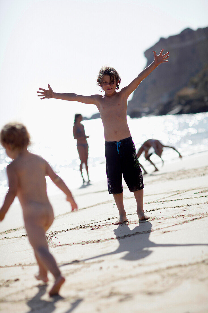 Kinder spielen am Strand, Conil de la Frontera, Costa de la Luz, Andalusien, Spanien
