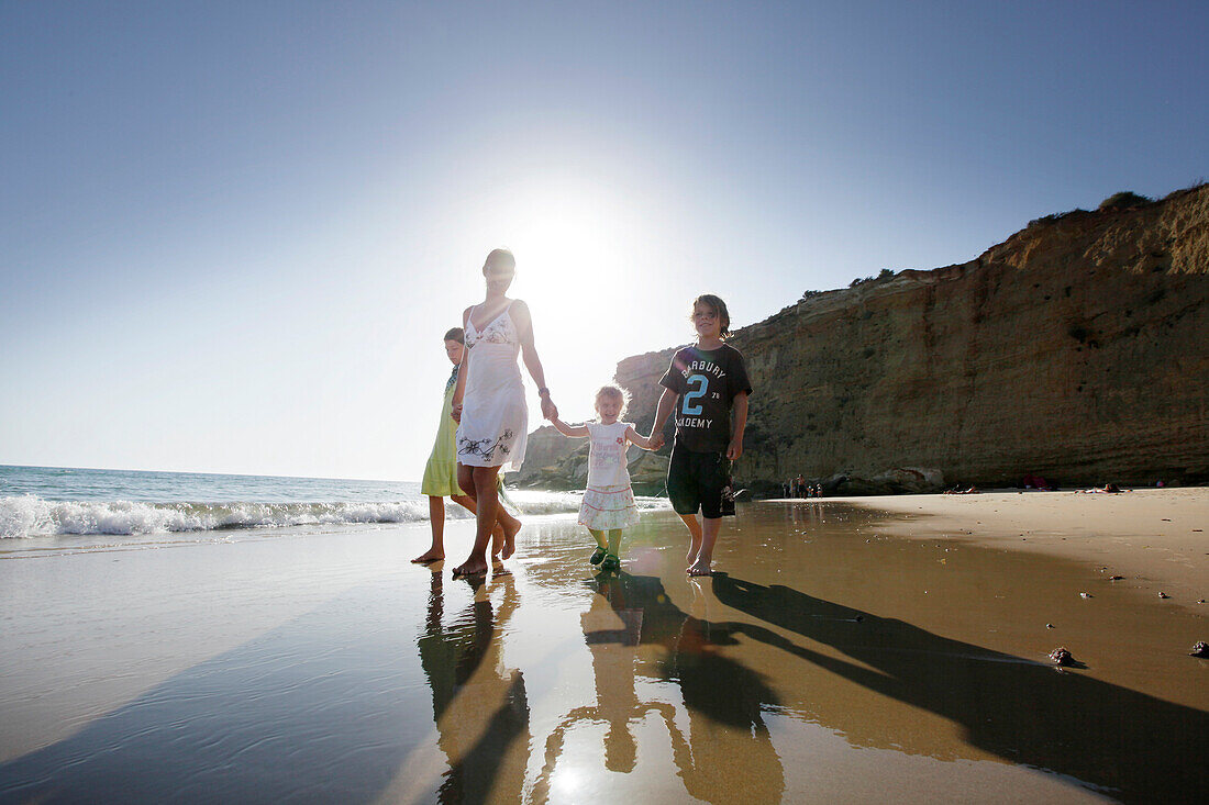 Mutter und Kinder am Strand, Conil de la Frontera, Costa de la Luz, Andalusien, Spanien