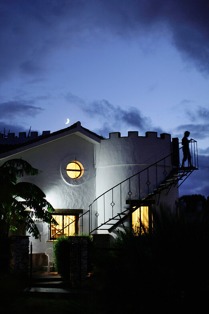 Ferienhaus in der Dämmerung, Costa de la Luz, Andalusien, Spanien