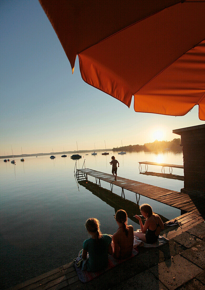 Kinder am Steg bei Sonnenuntergang, Wörthsee, Starnberg, Oberbayern, Bayern, Deutschland