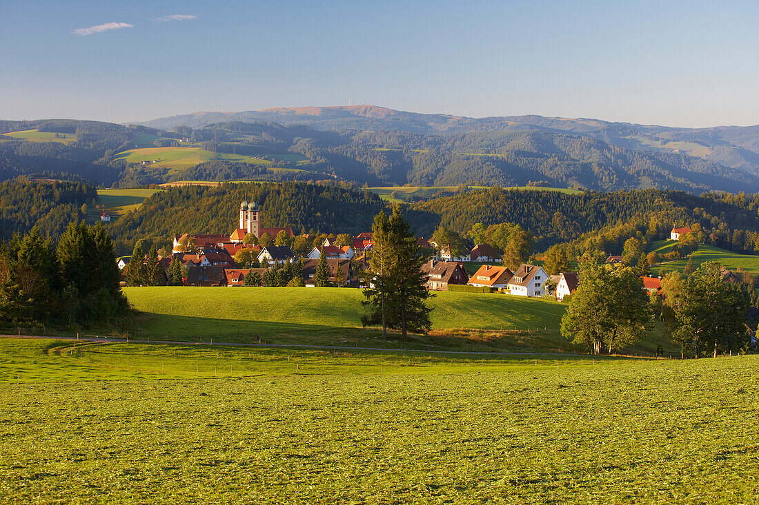 St Märgen mit Feldberg, Herbst, Südlicher Schwarzwald, Schwarzwald, Baden-Württemberg, Deutschland, Europa