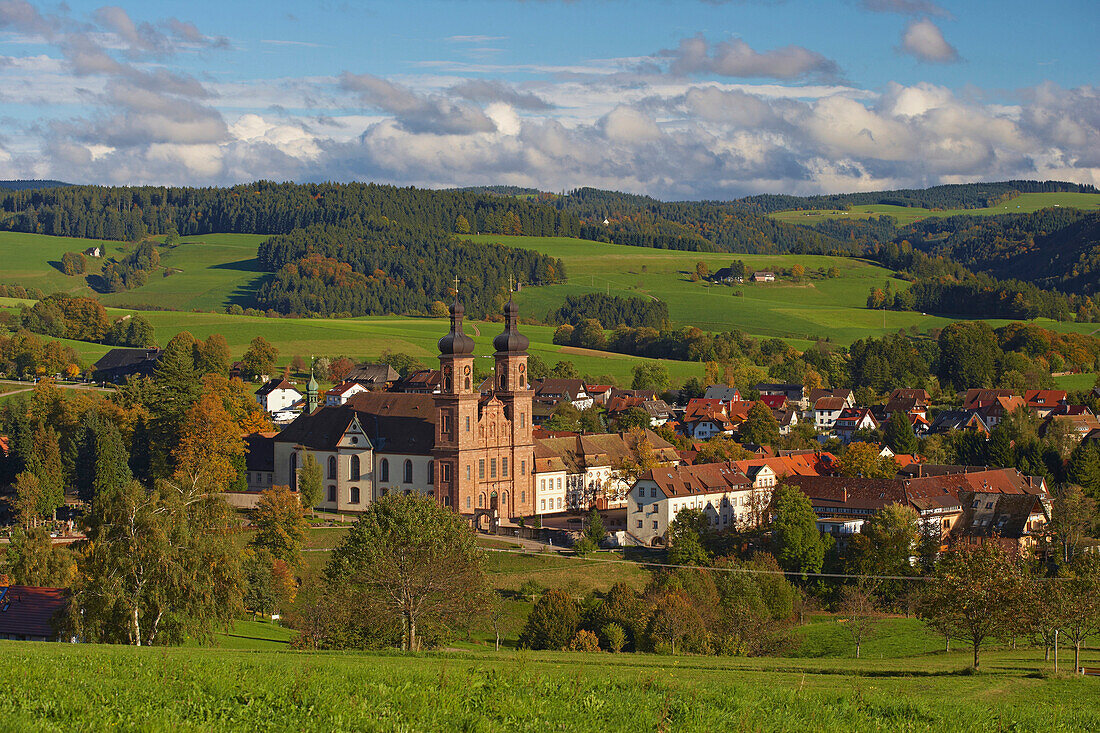 Blick auf St Peter mit Abtei, Herbst, Südlicher Schwarzwald, Schwarzwald, Baden-Württemberg, Deutschland, Europa