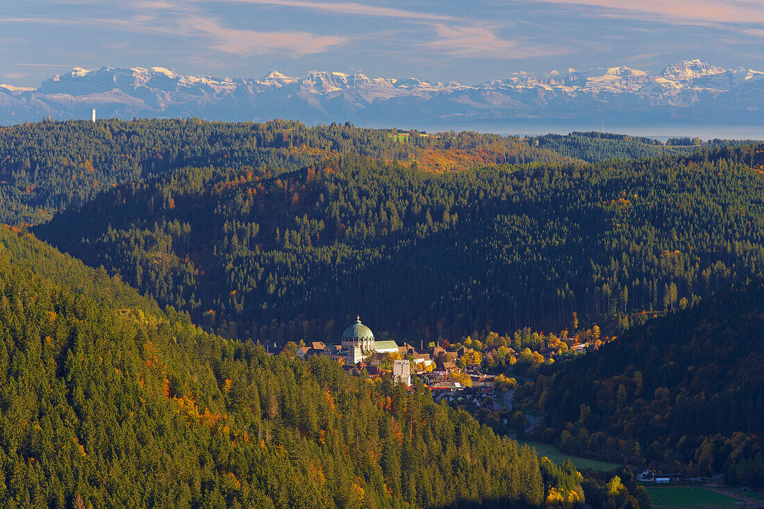 Blick auf St Blasien, Schweizer Alpen, Herbsttag, Südschwarzwald, Schwarzwald, Baden-Württemberg, Deutschland, Europa