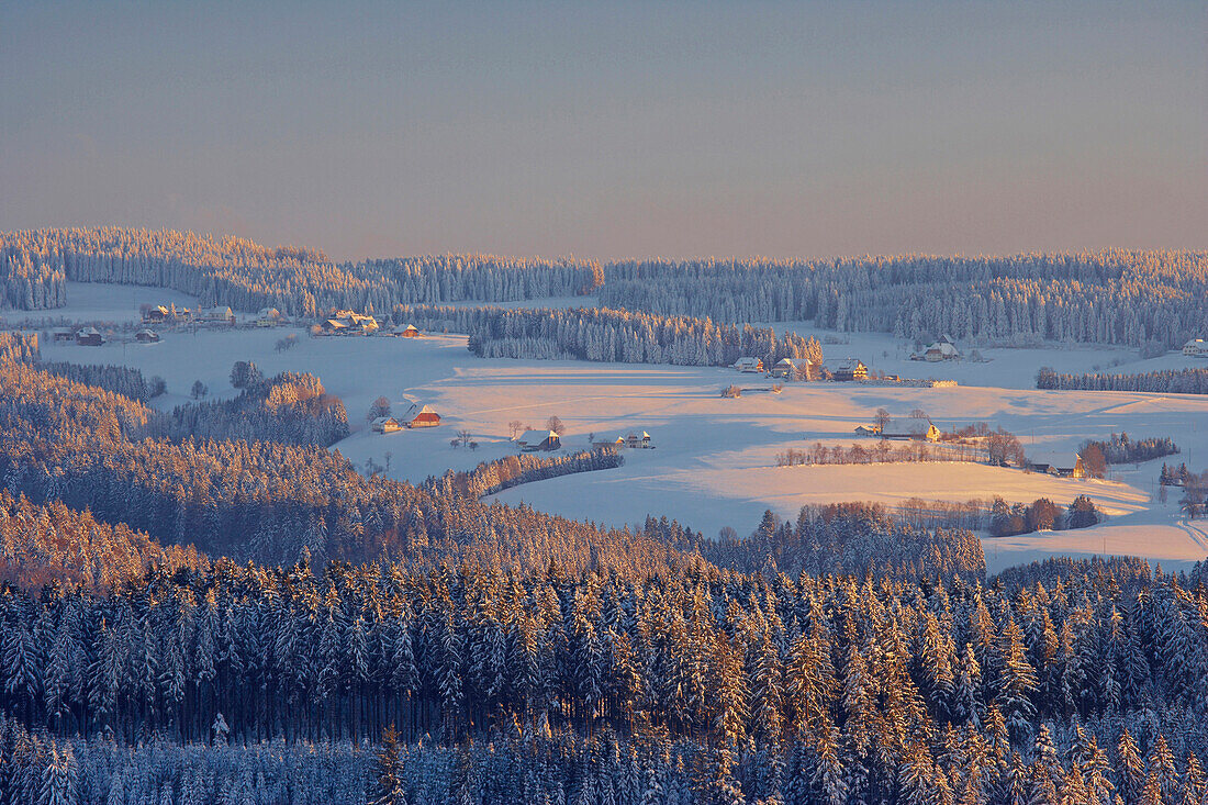 Blick an Winterabend von St Peter zum Thurner, Schwarzwald, Baden-Württemberg, Deutschland, Europa