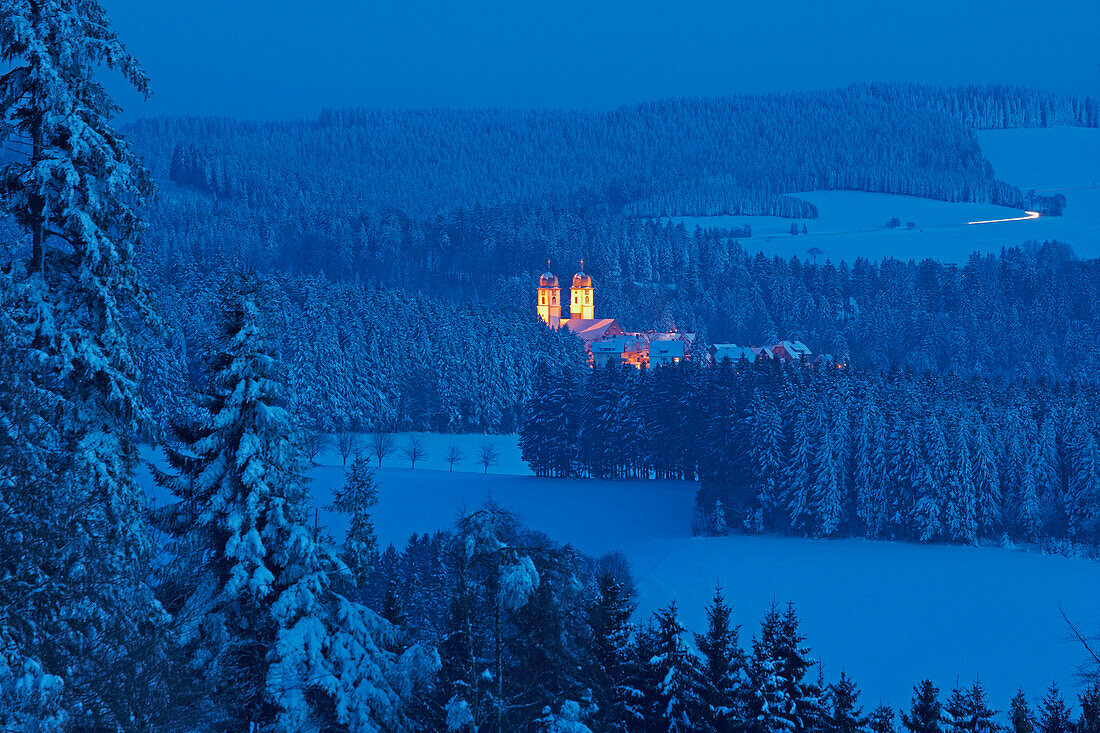 Blick an Winterabend von St Peter nach St Märgen, Schwarzwald, Baden-Württemberg, Deutschland, Europa