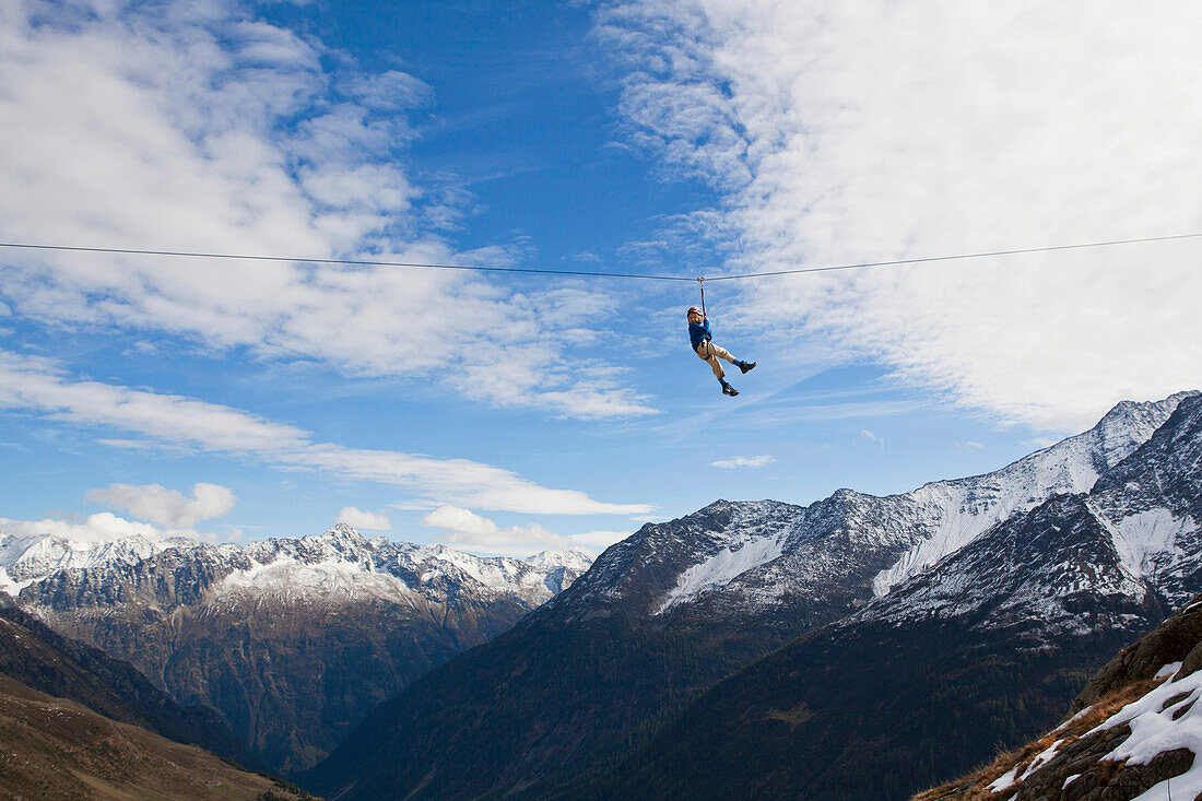 Ein Mädchen schwebt an einem Seil über dem Tal, Sewenhütte, Schweizer Alpen-Club, Kanton Uri, Schweiz