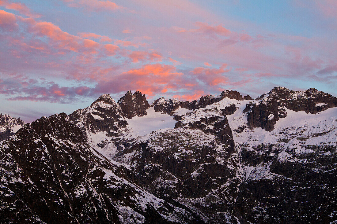 Morgenstimmung mit rosa Wolken über den Fünffingerstöcken beim Sustenpass, Schweiz, Alpen, Berge