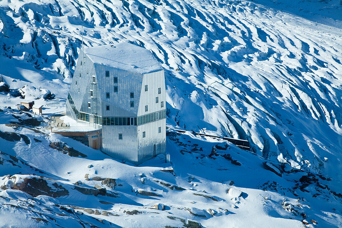 Luftaufnahme, Neue Monte Rosa-Hütte, Im Hintergrund der Grenzgletscher, Zermatt, Wallis, Schweiz, Alpen.