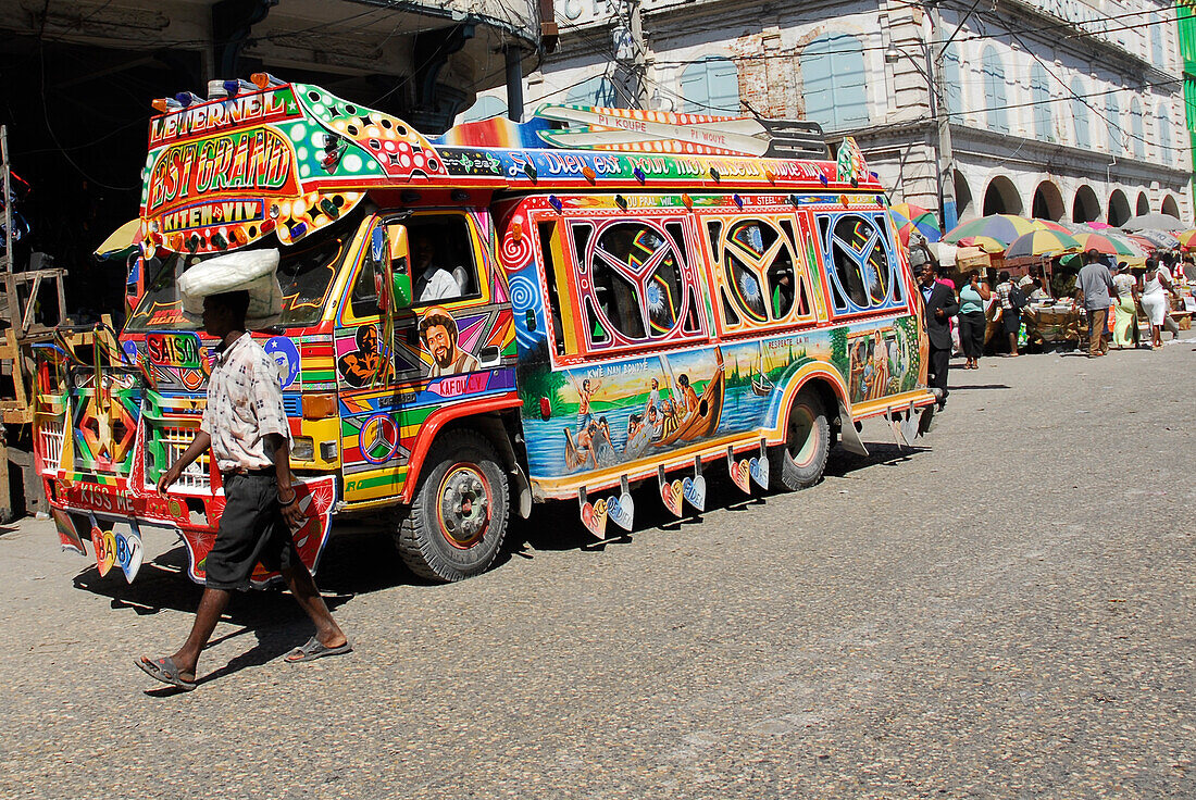 Haiti, Port au Prince, bus