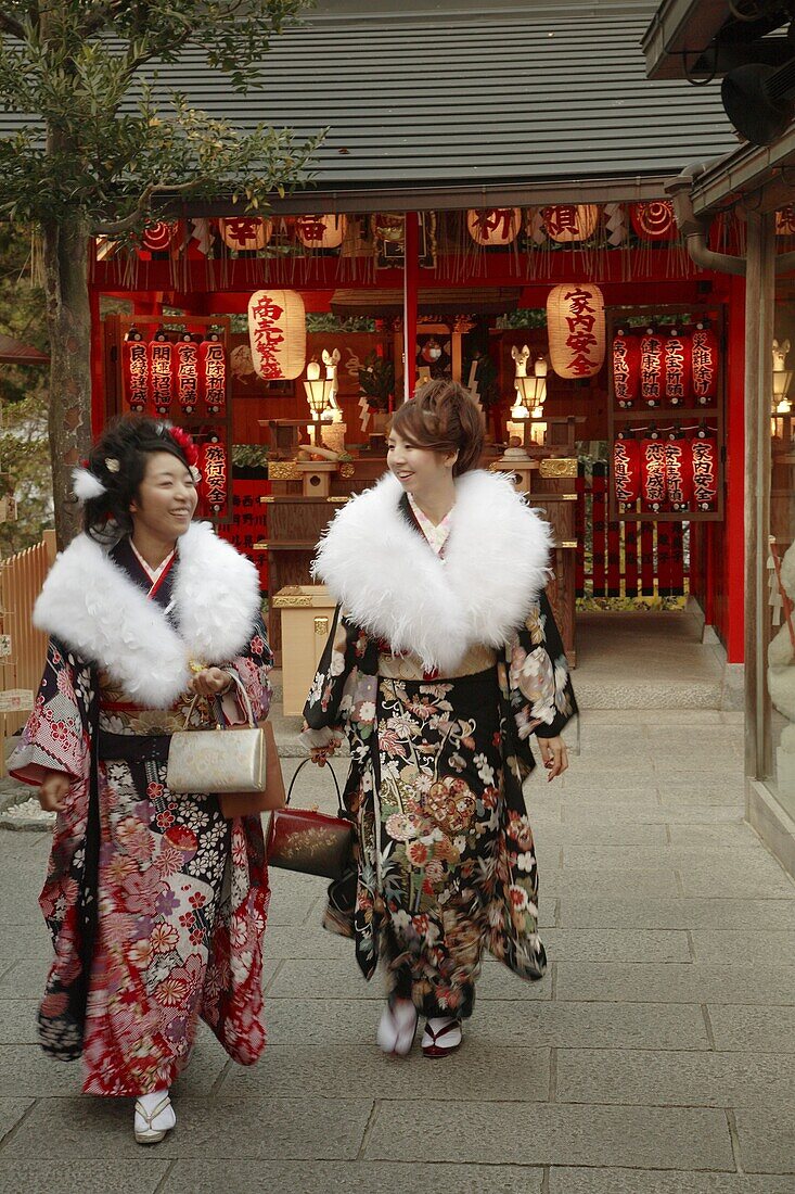 Japan, Kansai, Kyoto, Kiyomizu Temple, women in furisode kimonos