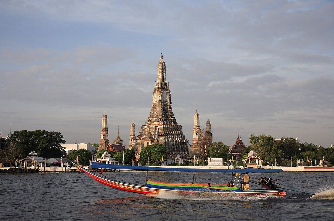 Thailand, Bangkok, Wat Arun, Temple of Dawn, Chao Phraya River, long tail boat