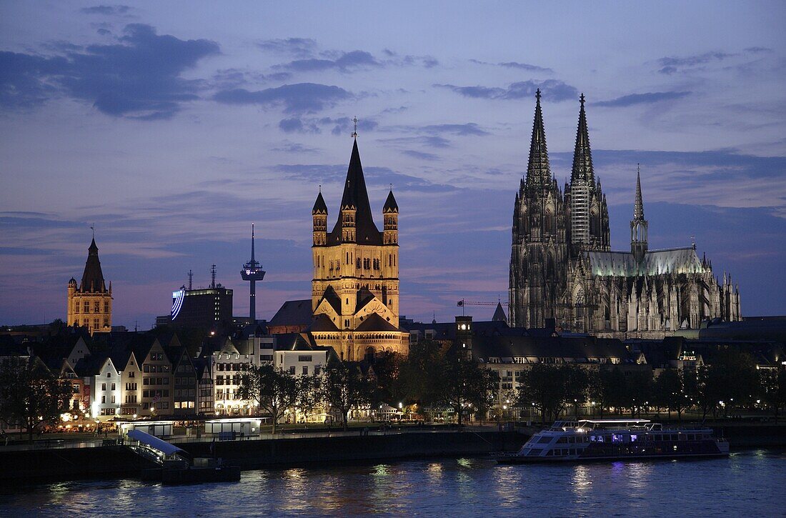 Germany, Rhineland-Westphalia, Köln, Cologne, skyline at night