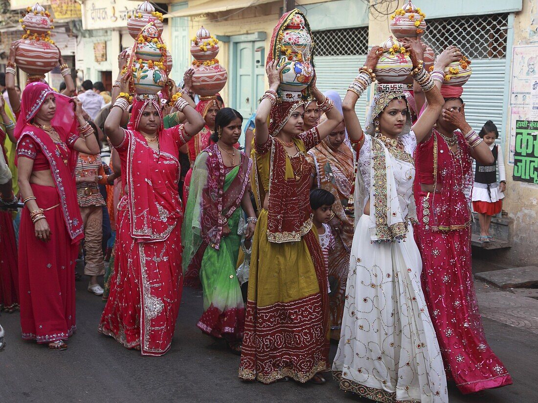 India, Rajasthan, Udaipur, women carrying ceremonial offerings, wedding party