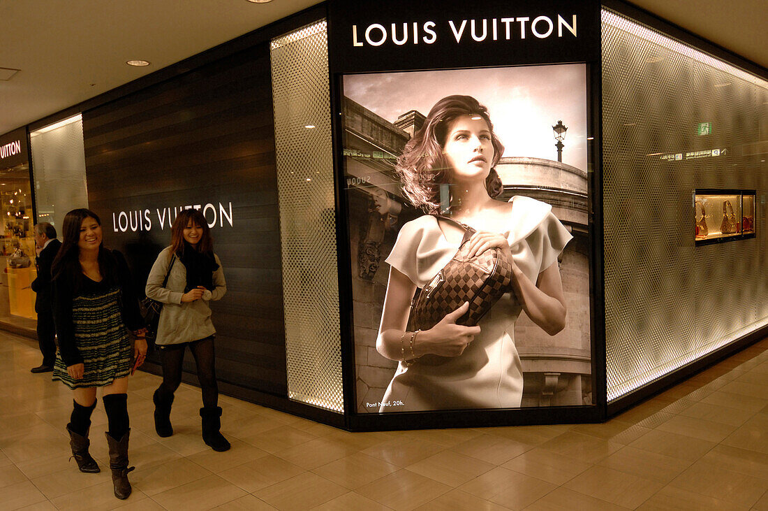 Japan, Tokyo, Shinjuku district, Louis Vuitton shop