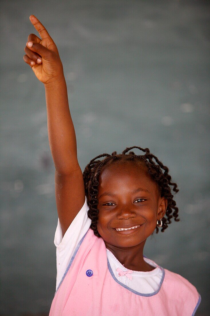 Sénégal, Ziguinchor, Schoolgirl raising her hand