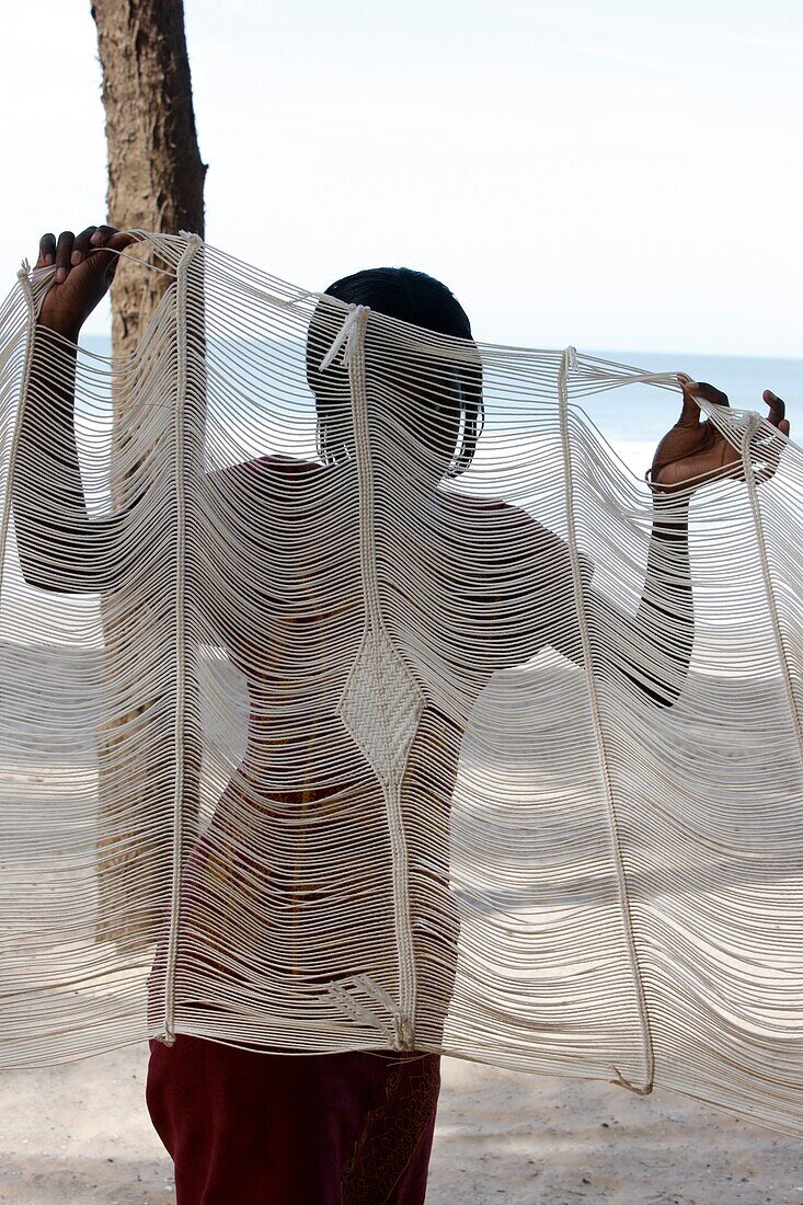 Sénégal, Abene, Young Gambian woman holding a hammoc
