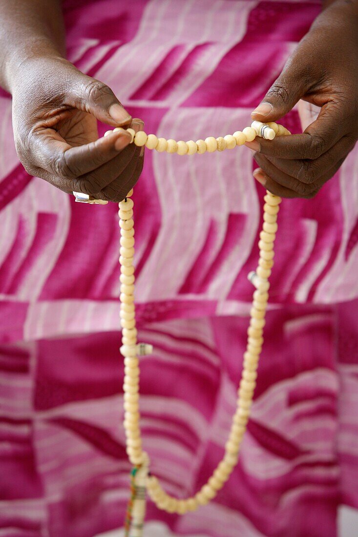 Sénégal, Dakar, Muslim woman with prayer beads