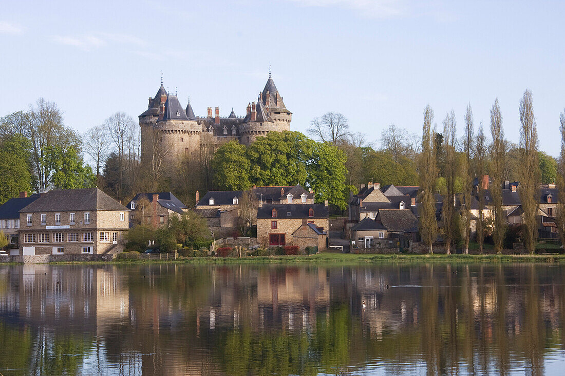 France, Brittany, Ille et Vilaine, Combourg, lac Tranquille and Chateaubriand castle
