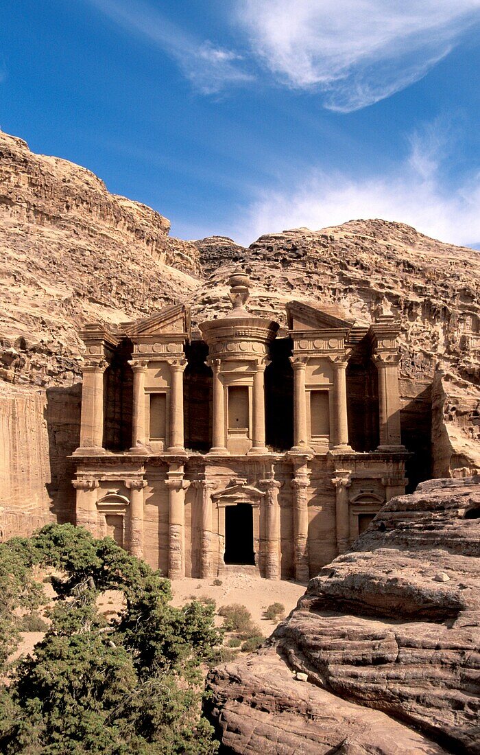 Jordanie, Petra, Jordan, Petra. Al Deir (the Monastery), a Nabatean Temple