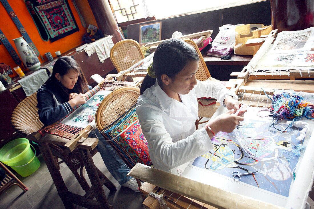 China, Yunnan province, Lijiang, Bueyi people embroideresses