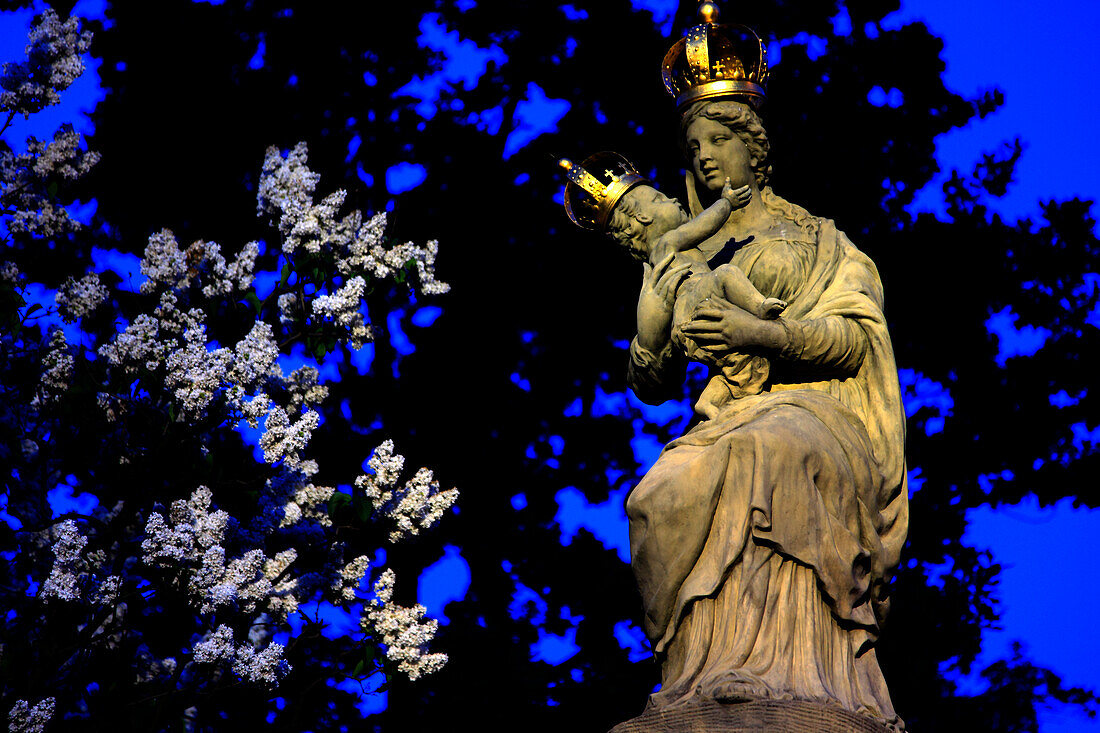 Poland, Warsaw, Mary and infant Jesus statue