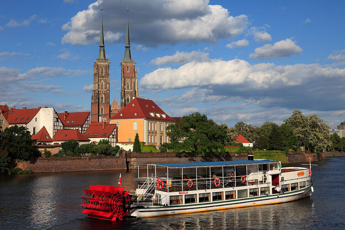 Poland, Wroclaw, Cathedral Island, Odra River, sightseeing boat