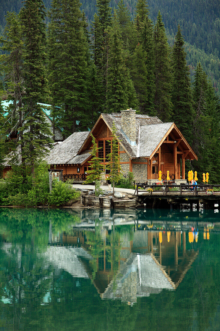 Canada, BC, Yoho National Park, Emerald Lake, Lodge